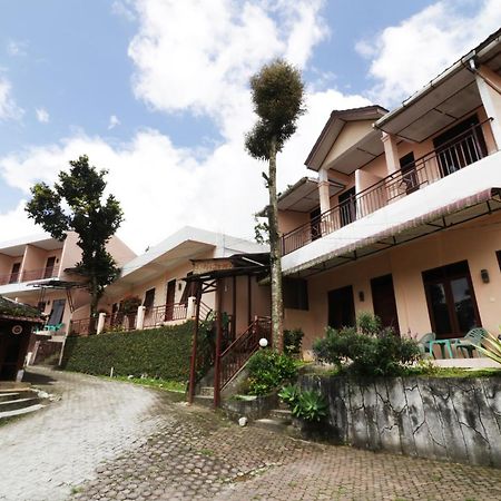 Villa Keluarga Bre Batunanggar Berastagi Esterno foto