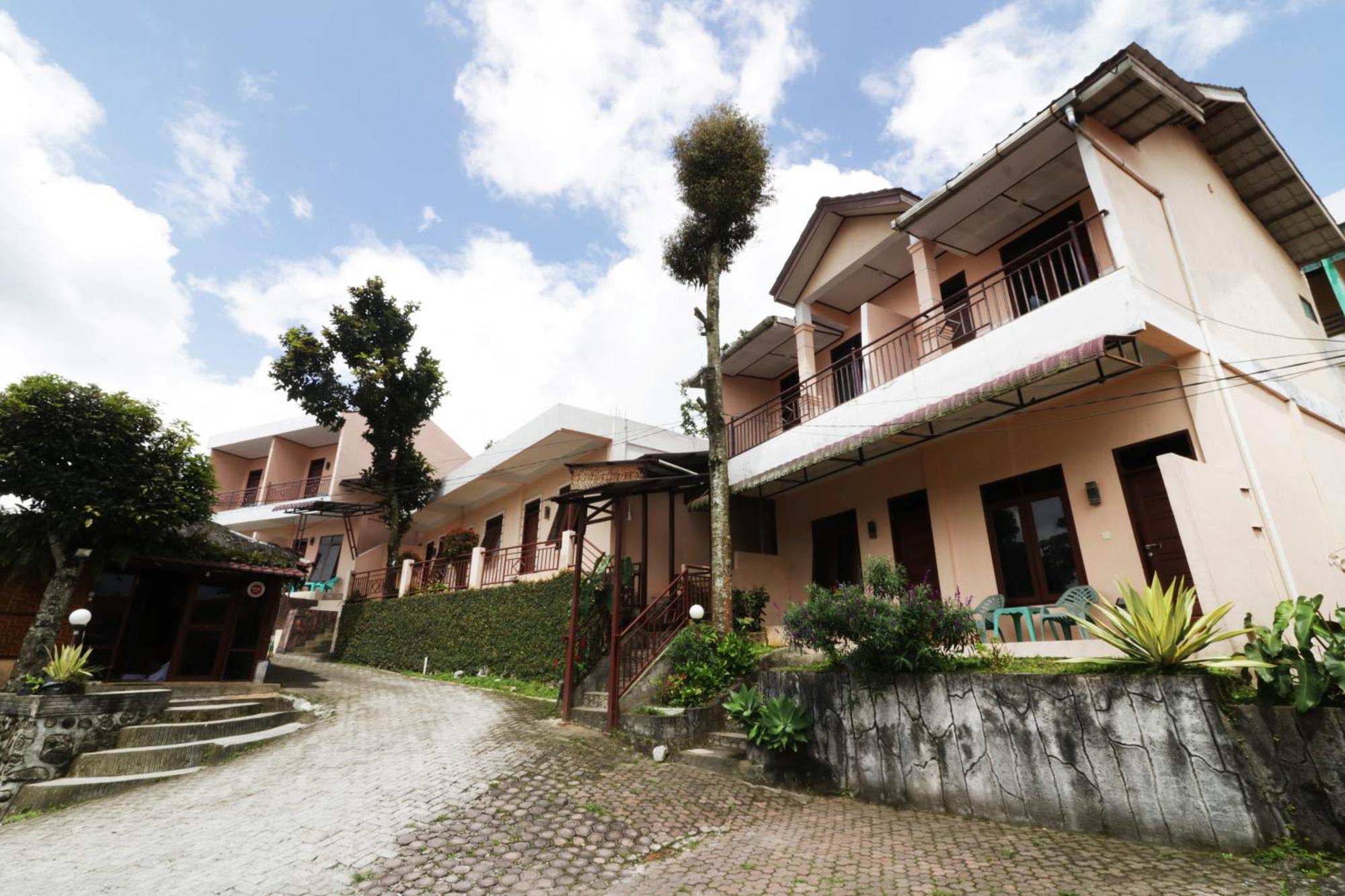 Villa Keluarga Bre Batunanggar Berastagi Esterno foto